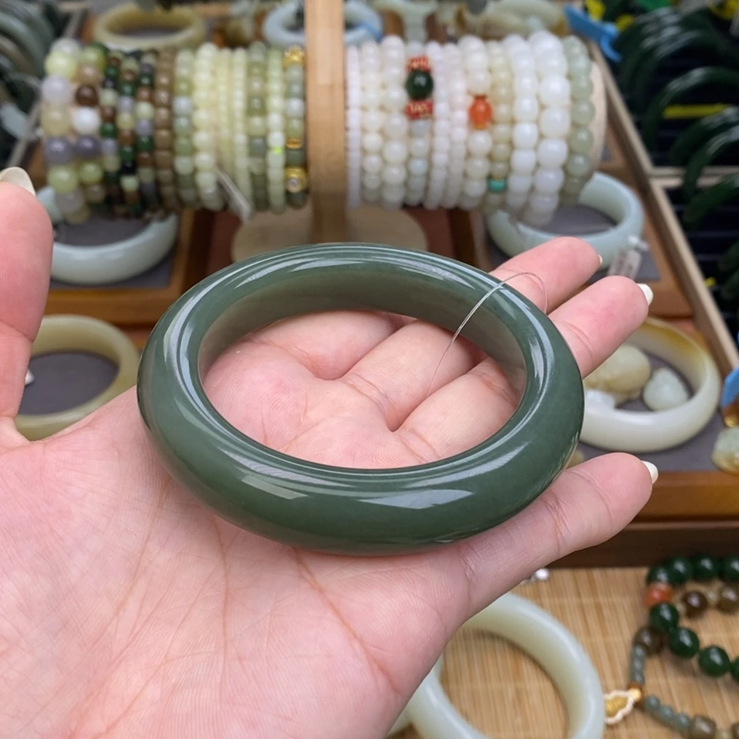 和田玉未镶嵌手镯