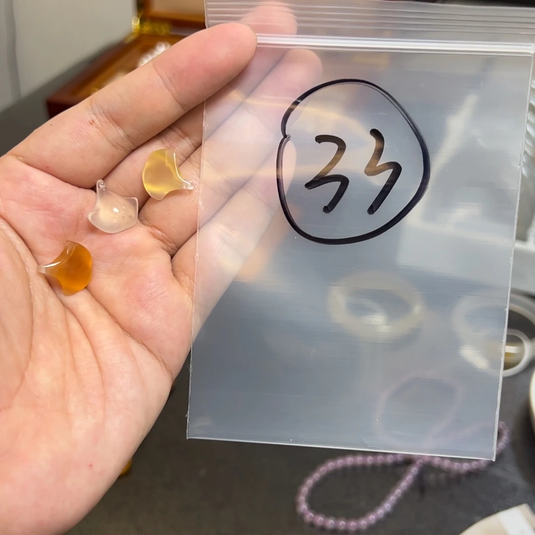 玛瑙/玉髓未镶嵌珠宝半成品其中一个