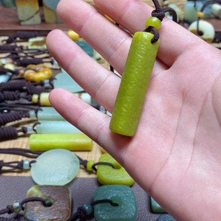 蛇纹石玉挂件未镶嵌