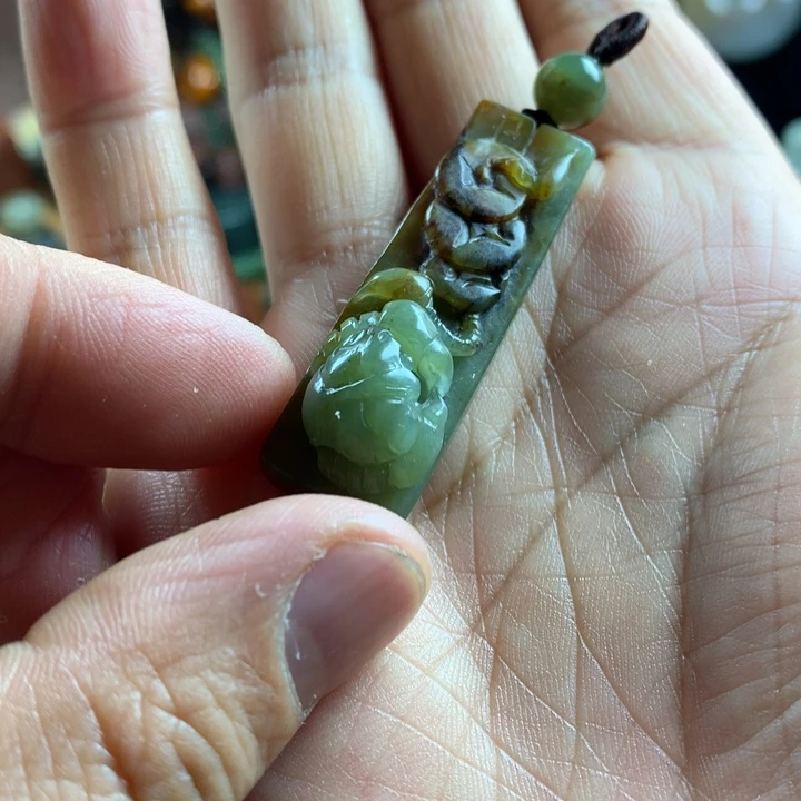 透闪石质玉吊坠未镶嵌童****?