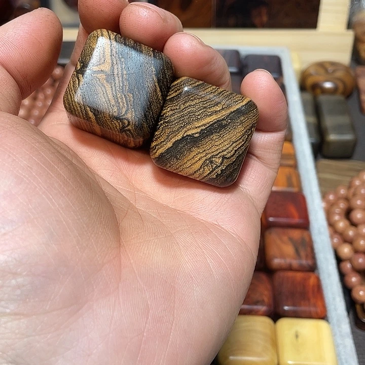 w***鹤大叶紫檀（黑酸枝木类）