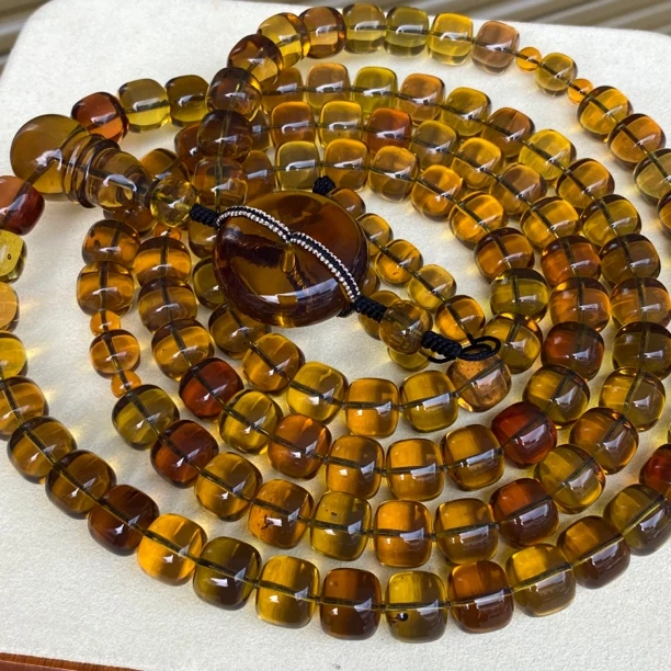 【小伊琥珀】140.8克红绿双色茶一刀料老型珠108（12mm）