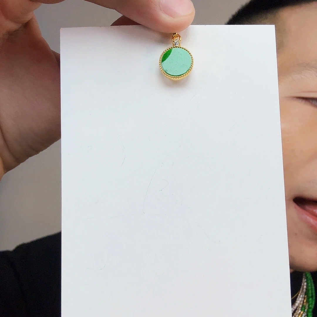 翡翠未镶嵌颈饰一件