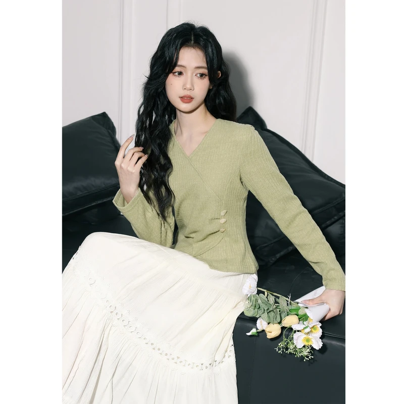 绿色不规则长袖针织T恤女春秋2025春新款设计感交叉V领打底短上衣