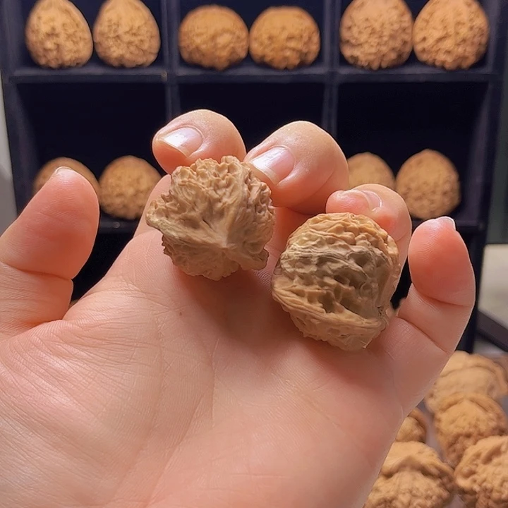 桃核吊坠三棱瑕疵