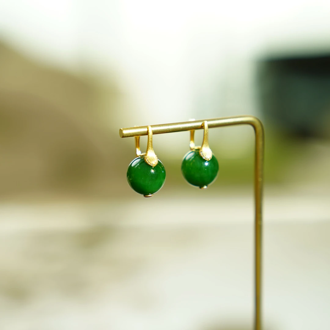 18K天然和田玉俄罗斯碧玉菠菜绿圆珠耳扣耳环12mm镶嵌钻石