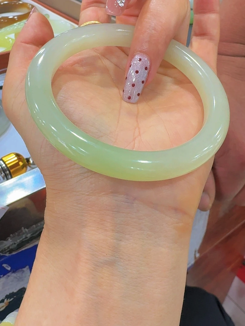 纯天然和田玉浅色翠青手镯