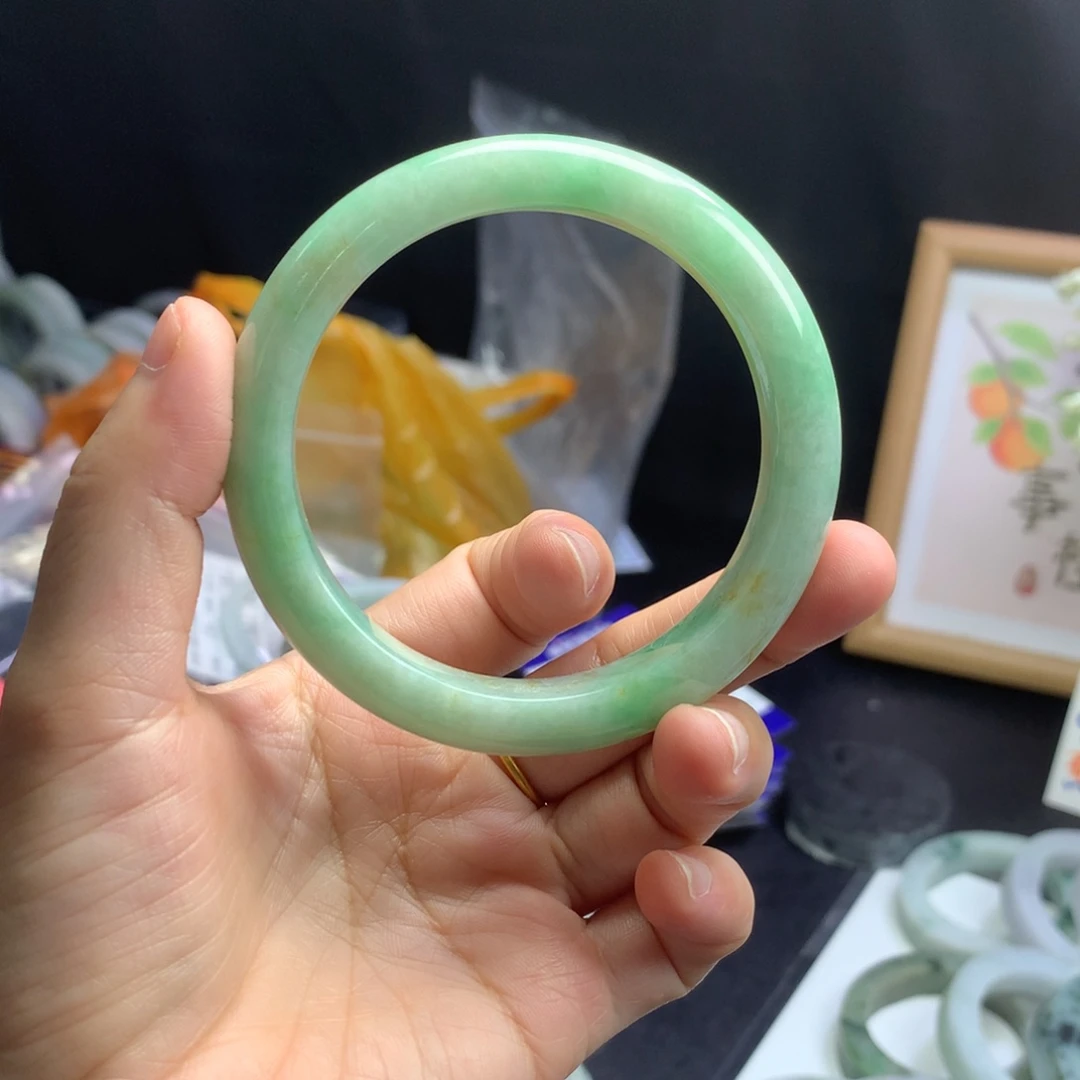 翡翠手镯未镶嵌手镯