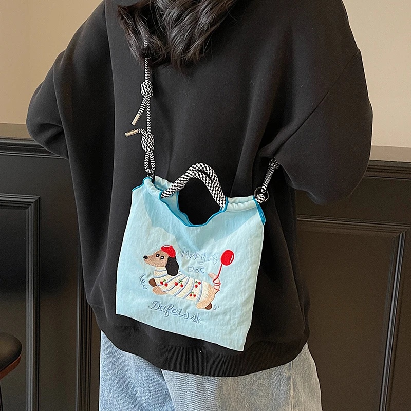 帆布包韩系慵懒风2025新款小众设计刺绣卡通斜挎包包女上课托特包