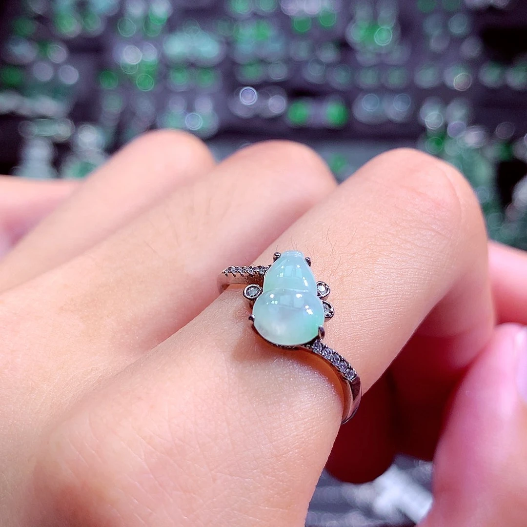 翡翠未镶嵌颈饰戒指