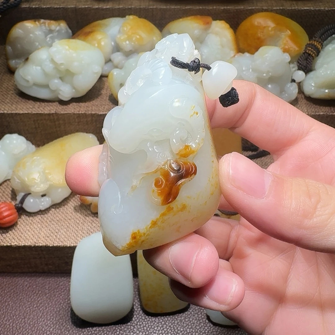 和田玉未镶嵌把件