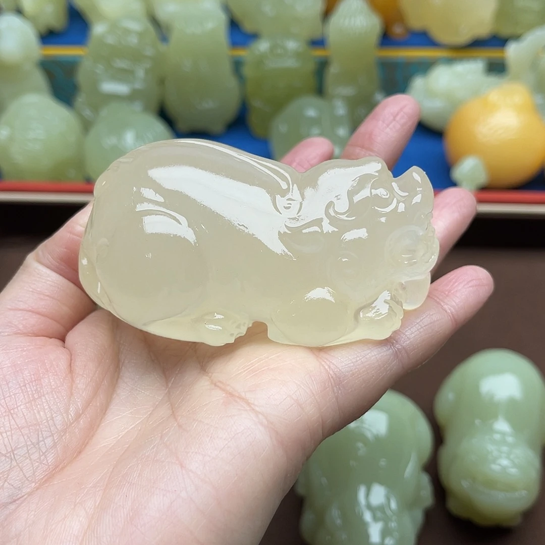 浩***哥玉天然桌面小摆件