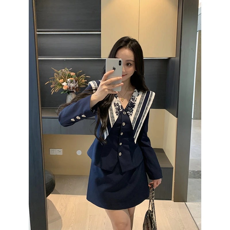 XINYI【曼彻斯特】秋季撞色丝巾领外套+短半裙显瘦套装X625A10907
