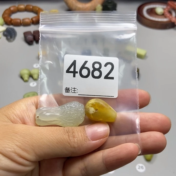 一***耐未镶嵌蛇纹石玉颈饰