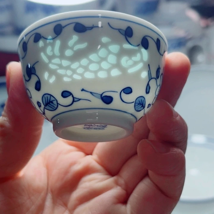 青花玲珑小杯鱼雕刻手绘
