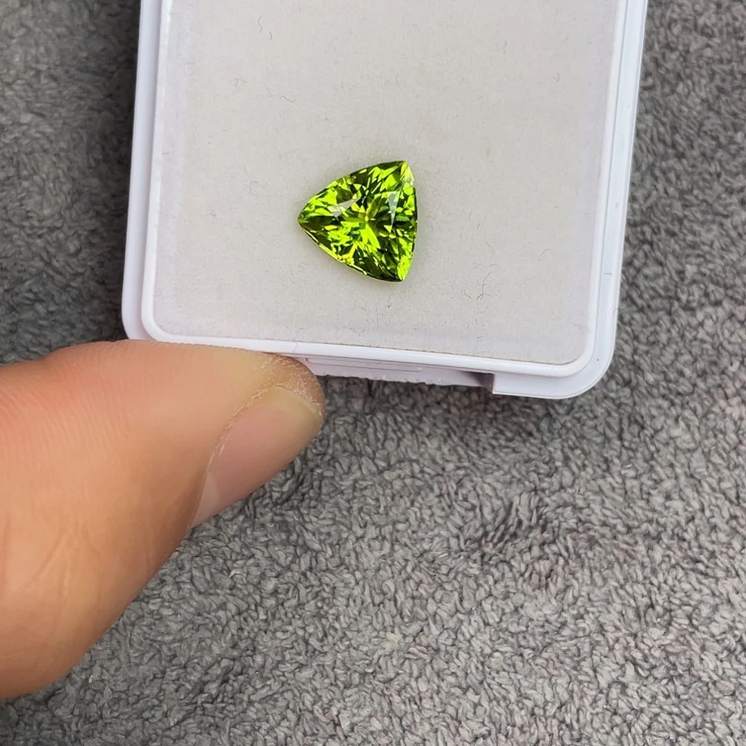 橄榄石裸石未镶嵌2.96Ct。  