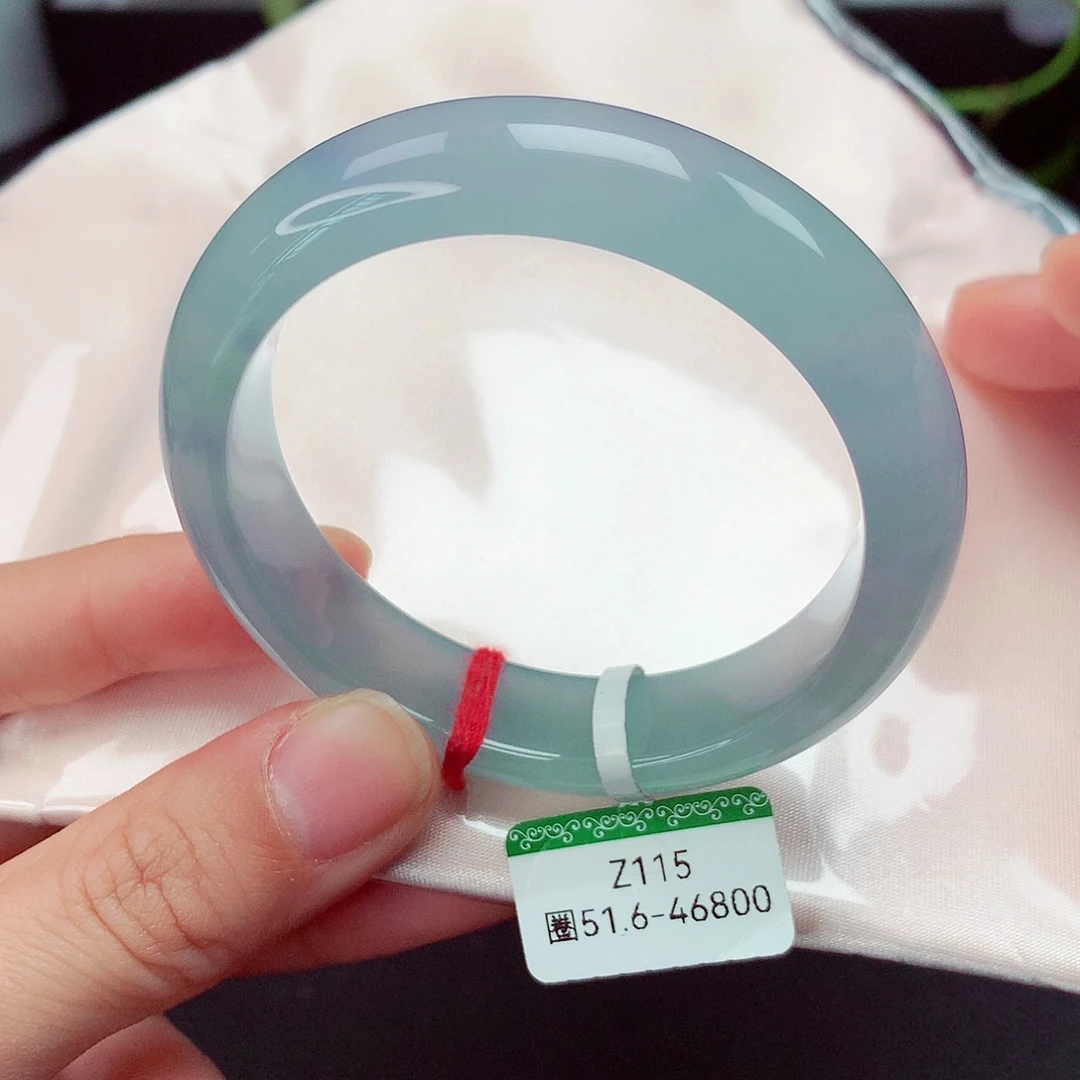 翡翠未镶嵌手镯马卡龙色系搭配