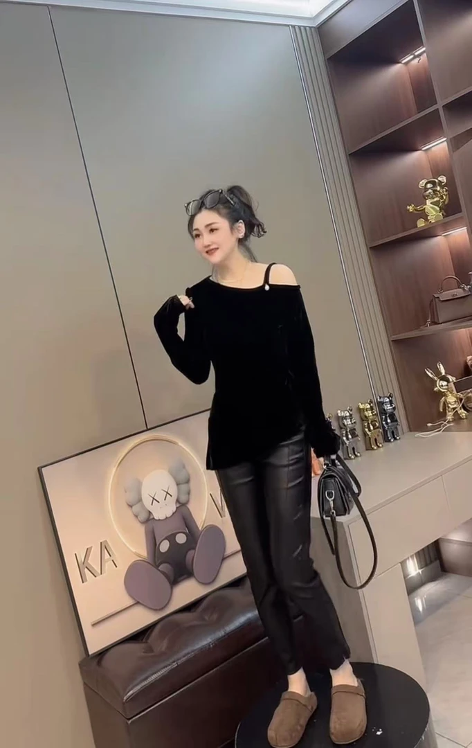 2025秋季新款斜领露肩设计长袖t恤女百搭打底衫不规则开叉上衣