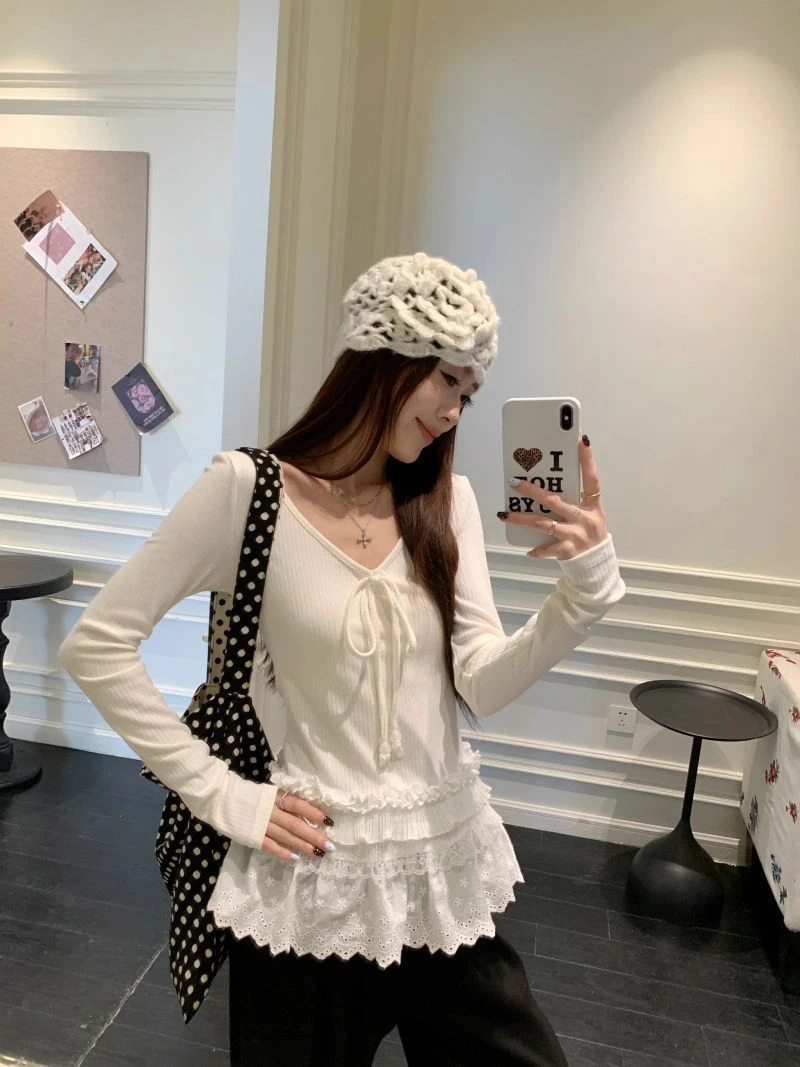 法式V领蕾丝拼接白色长袖T恤女秋冬高级感修身纯欲内搭打底衫上衣