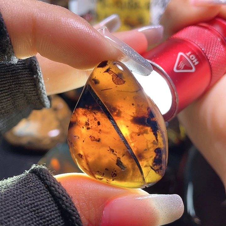 琥珀裸石未镶嵌。