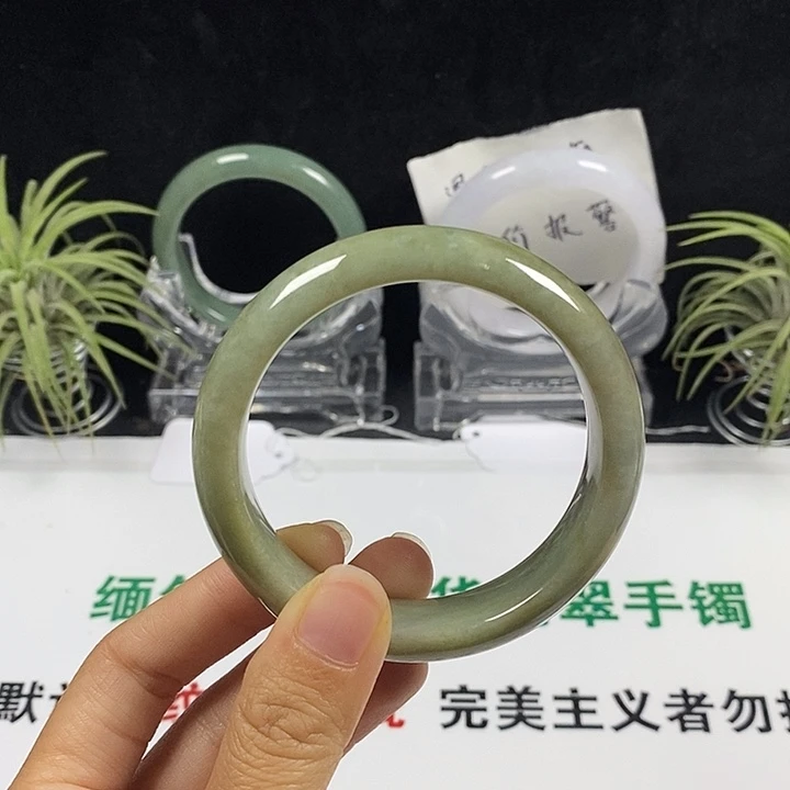 未镶嵌手镯翡翠35号。 55.5圈