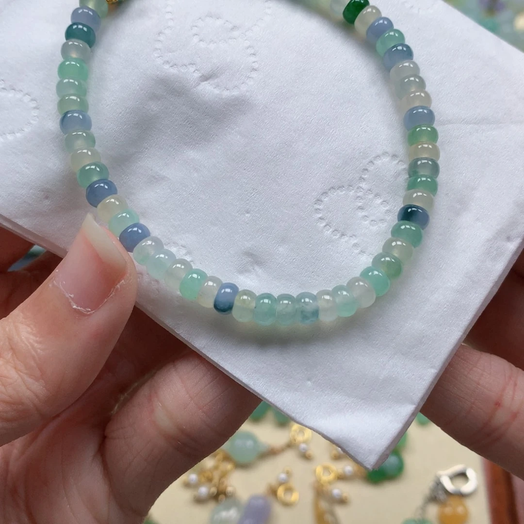 翡翠未镶嵌颈饰是