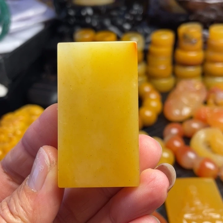 未镶嵌石英质玉（黄龙玉）颈饰