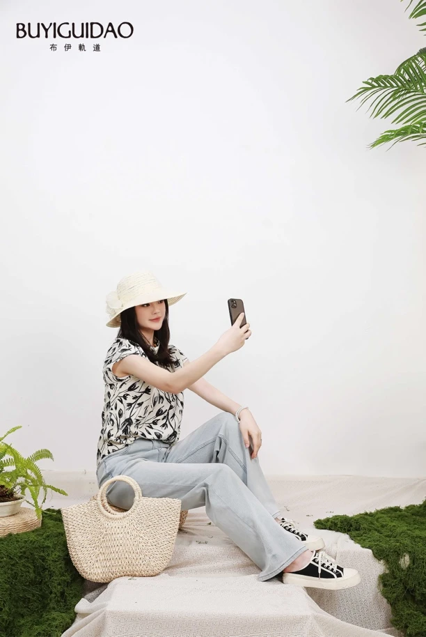 休闲时尚黑白花T恤