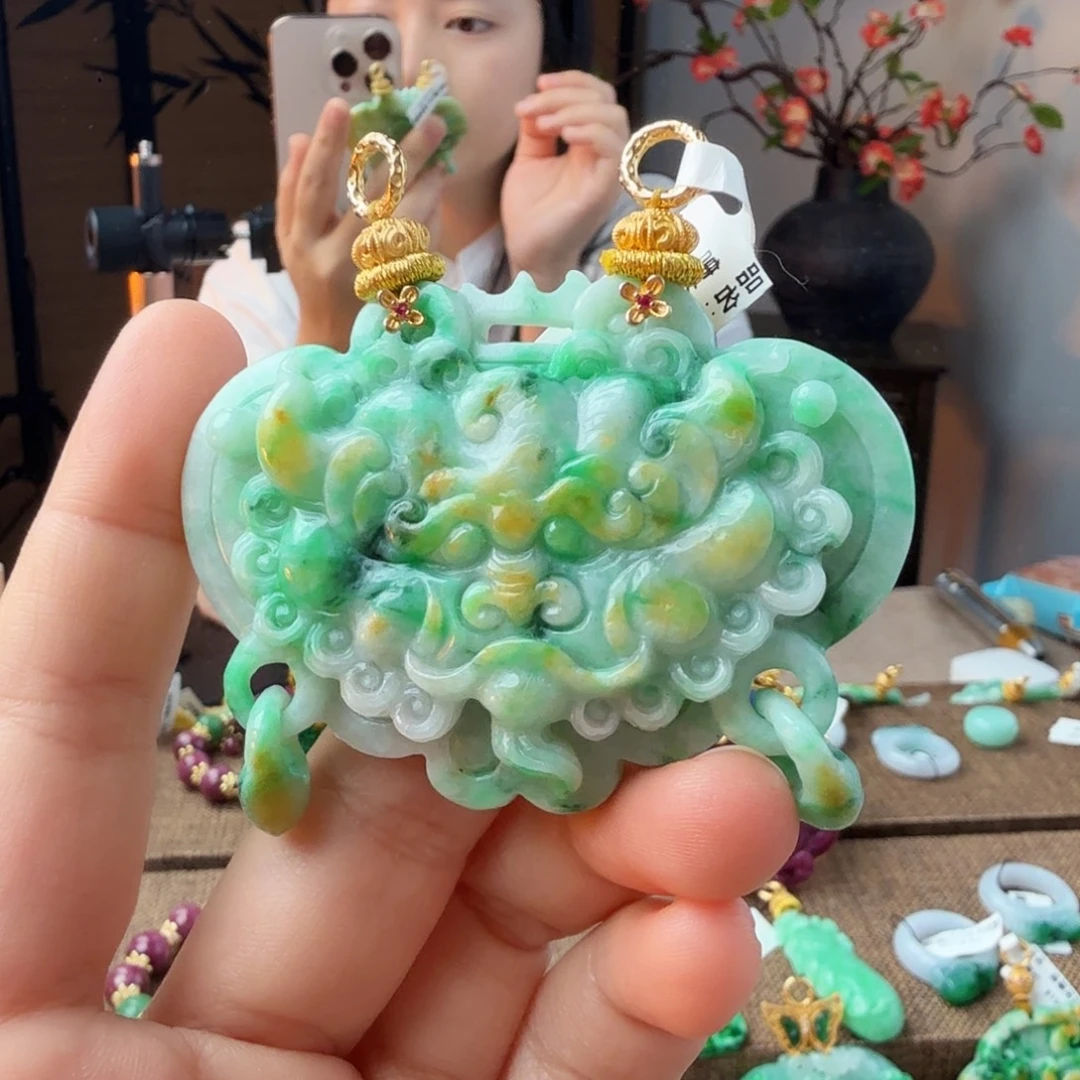 翡翠未镶嵌吊坠(赠链)