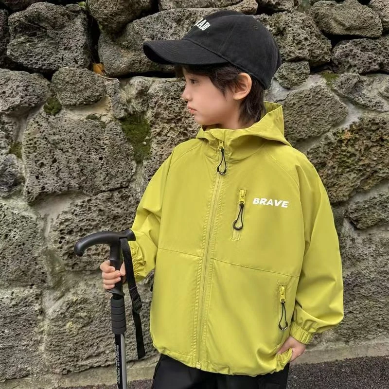 男童冲锋衣外套2025春秋新款儿童休闲连帽上衣中小童男孩帅气上衣