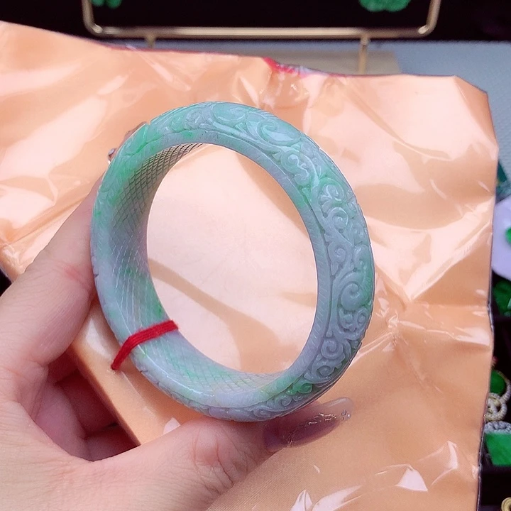 翡翠手镯未镶嵌翡翠