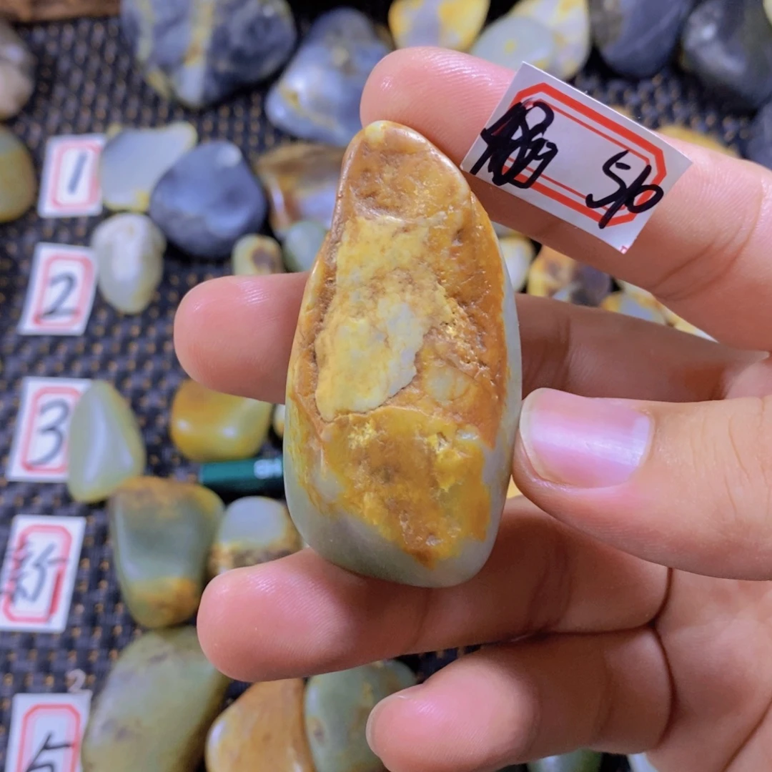 颈饰未镶嵌和田玉（糖玉）