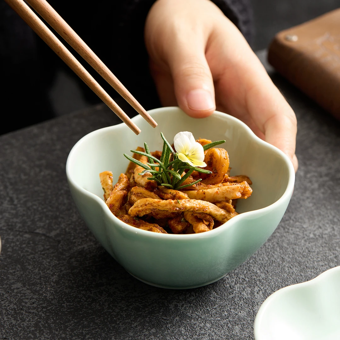 德化青瓷餐具2025新款特别好看的精致高级感中式小号陶瓷碗花形碗