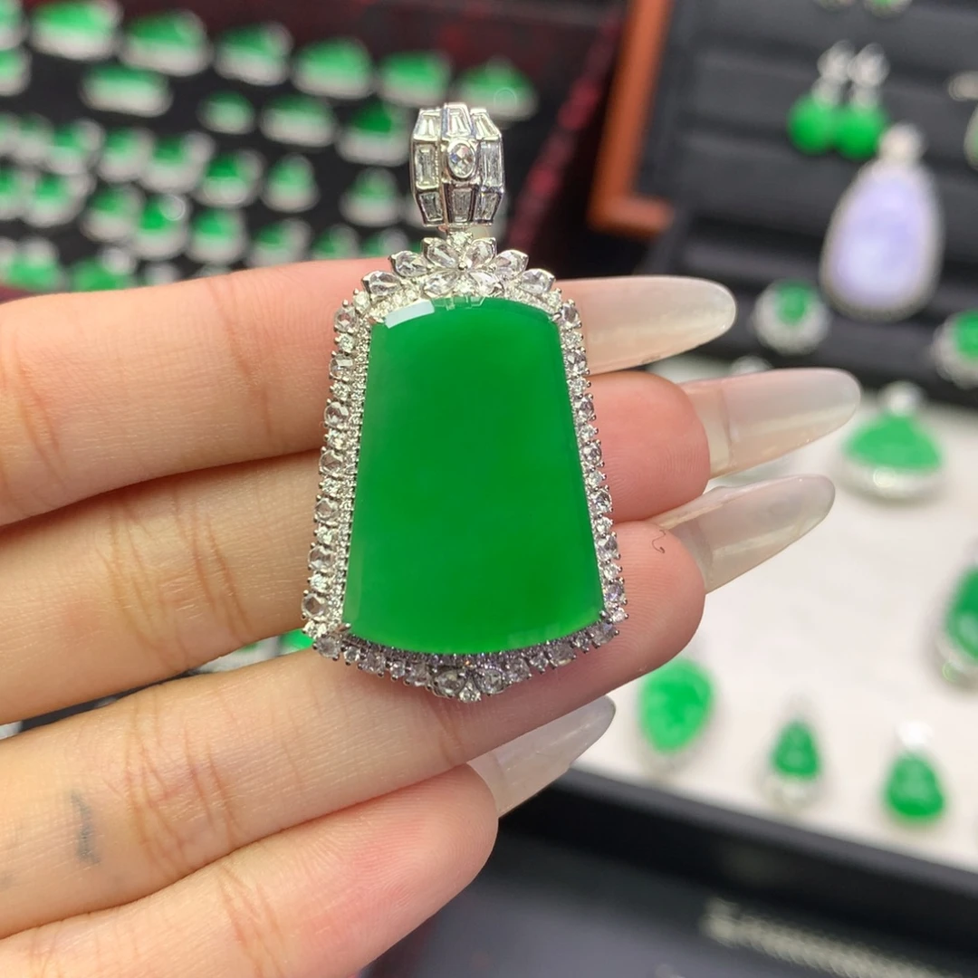 M***猫翡翠18K金镶嵌吊坠(不含链)