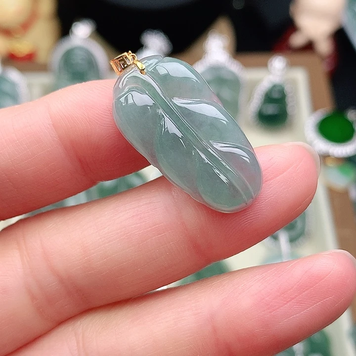 颈饰18K金镶嵌翡翠吊坠