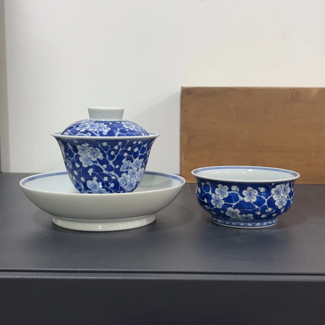 青花蓝底冰梅三件套