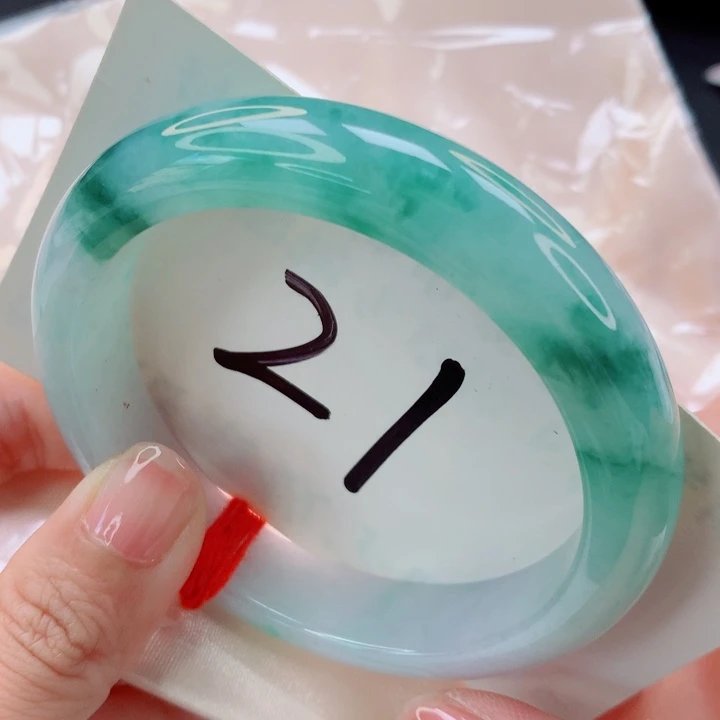 翡翠未镶嵌手镯飘绿半山水