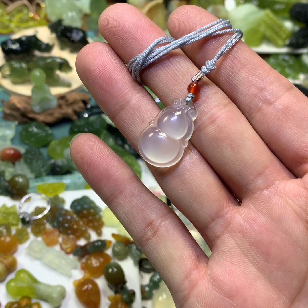 岫玉颈饰未镶嵌葫芦