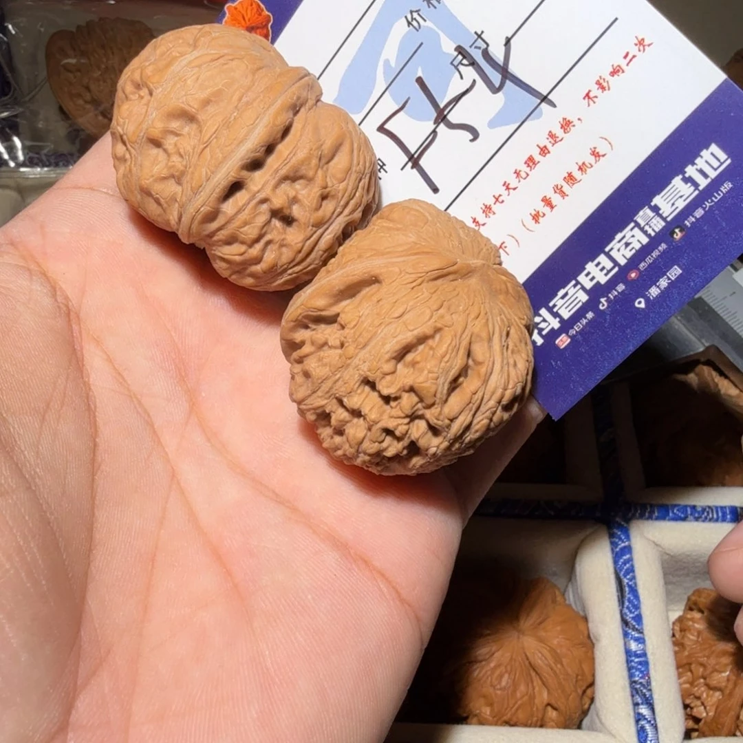 猴***闹文玩核桃吊坠元宝