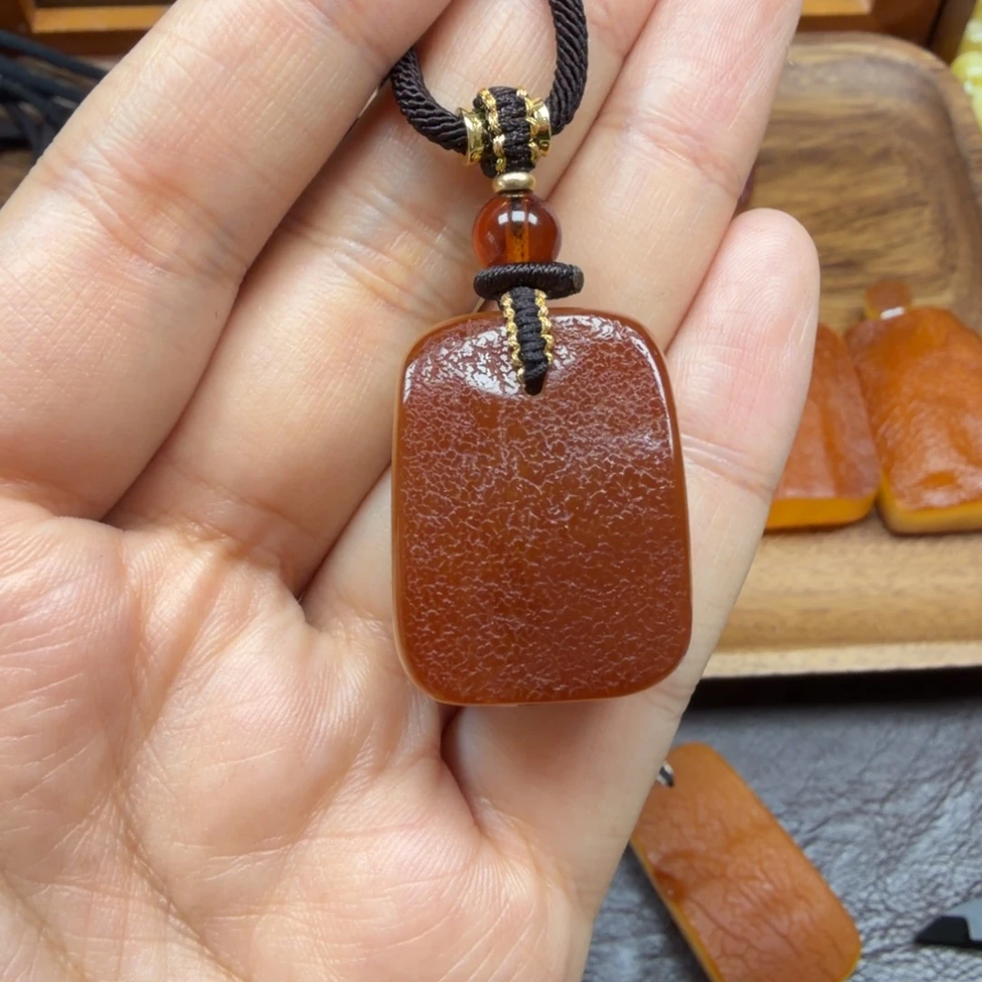 琥珀未镶嵌吊坠(赠链)