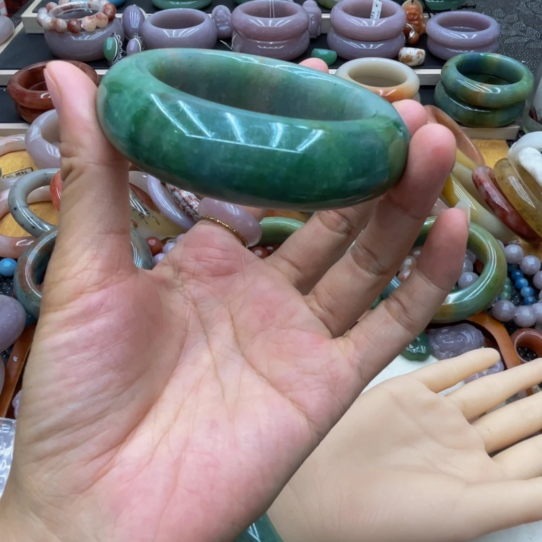 陆***柒未镶嵌圈口60石英质玉
