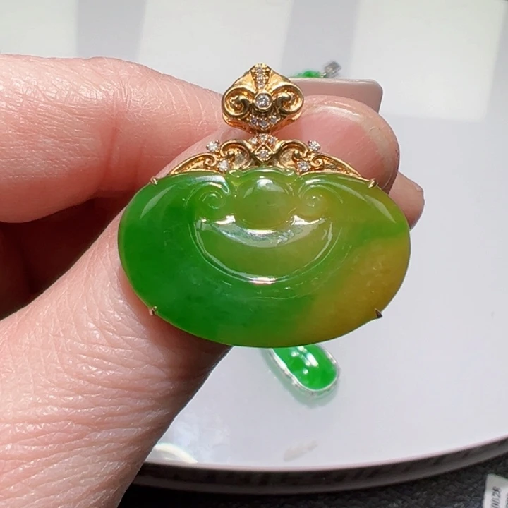颈饰18K金镶嵌翡翠