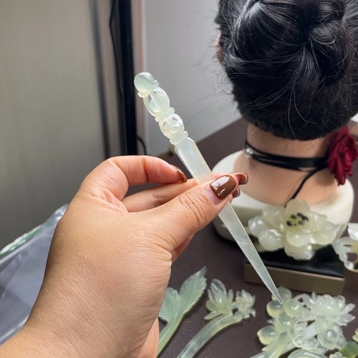 一***愁蛇纹石玉合金发饰