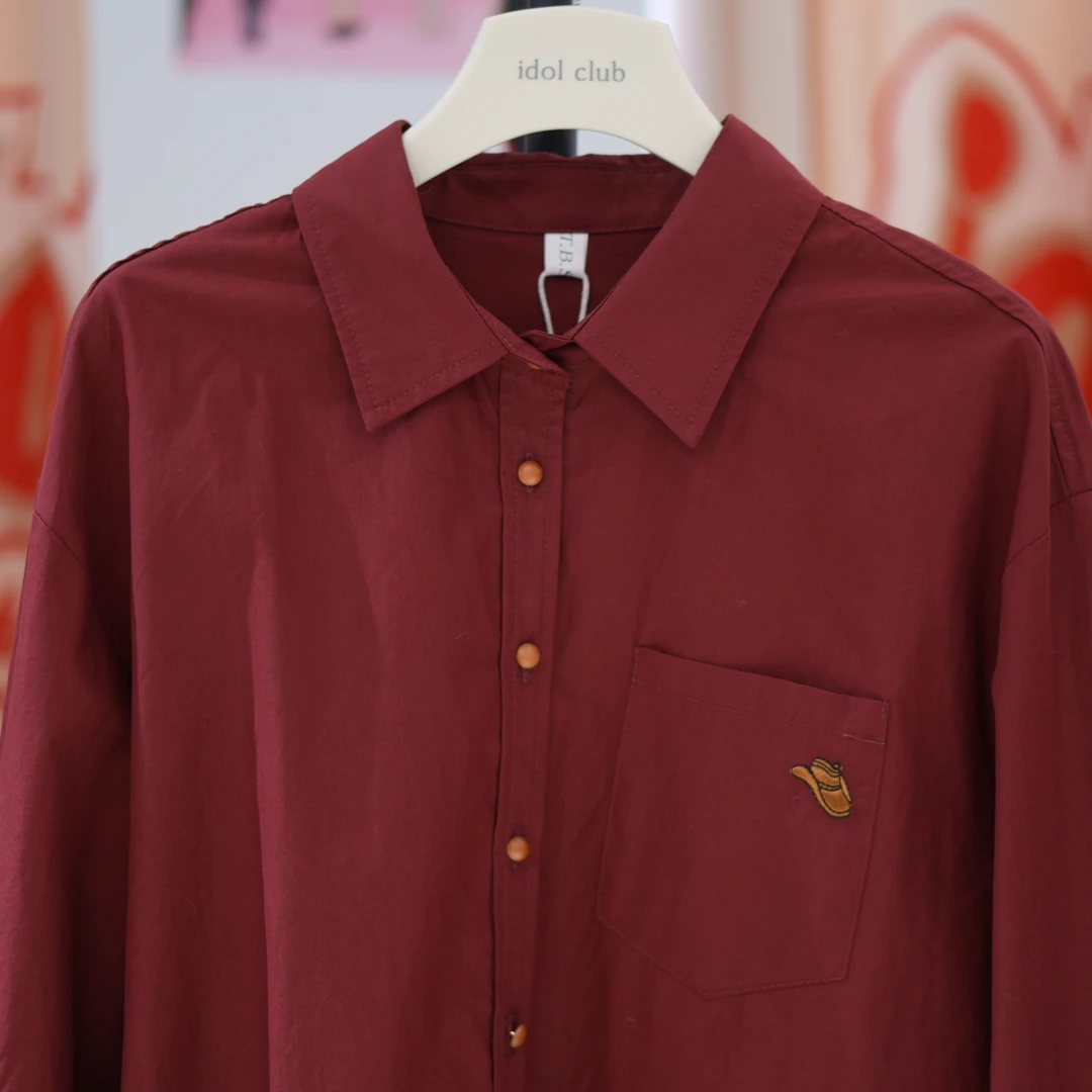 安可拉红刺绣帽子衬衫