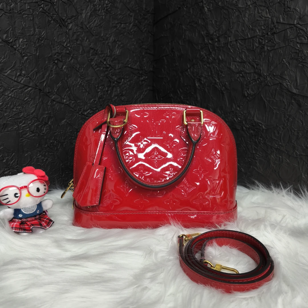 95新 LouisVuitton/路易威登 路易威登漆皮红色贝壳斜挎包