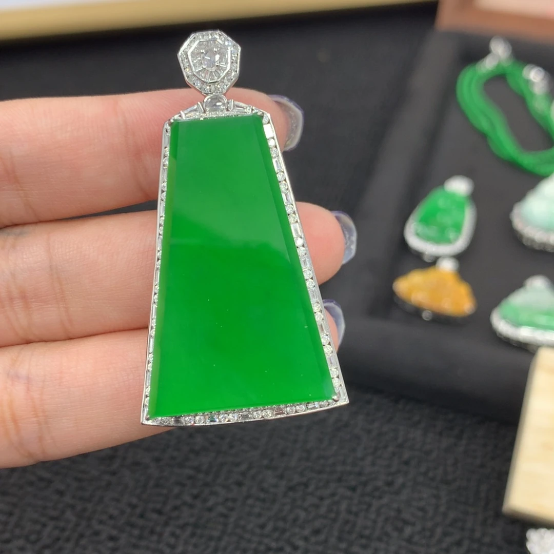 颈饰18K金镶嵌翡翠M****g无事牌