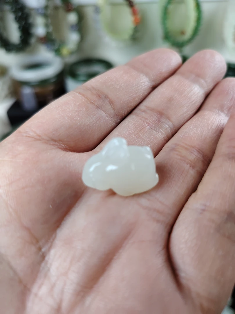 和田玉老料纯手工雕刻小兔子，小白兔，玉兔子。