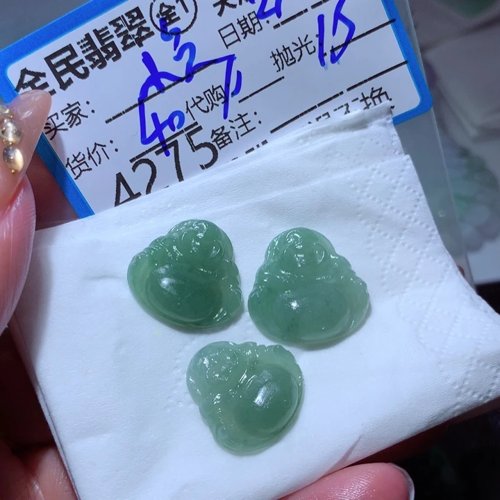 翡翠颈饰未镶嵌吃***鱼