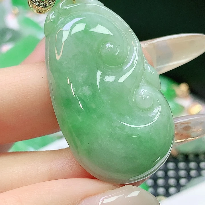 翡翠未镶嵌颈饰多样性发其一