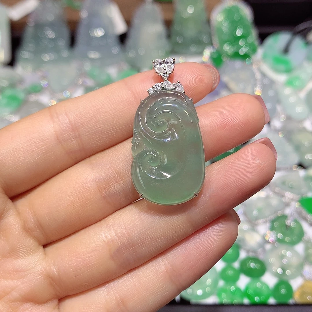 翡翠18K金镶嵌颈饰如意